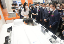 삼성SDI의 전기차용 배터리솔루션 설명듣는 문승욱 장관