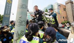 경찰과 분향소 설치로 충돌하는 민주노총