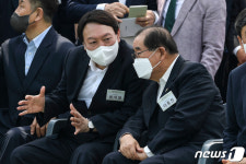 이종찬 전 국정원장과 대화하는 윤석열