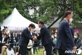 6.10 민주항쟁 기념식서 만난 김부겸 총리와 안철수 대표