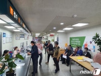 [르포] 30대 남자들 몰렸다…한 번에 끝나는 얀센 접종 첫날
