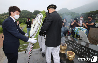 헌화하는 이준석 당대표