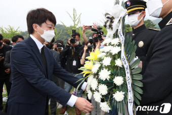 한주호 준위 묘역 헌화하는 이준석 당대표