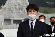 대전현충원 참배 마친 이준석 대표
