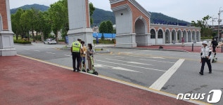 안전모 없이 중앙선 넘어 쌩쌩…전동킥보드 단속 첫날 63건 적발