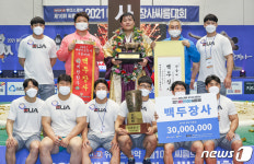 백두장사 김진, 팀원들과 함께