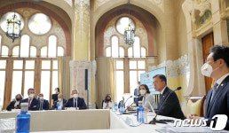 문 대통령 아름다운 산파우 병원에서