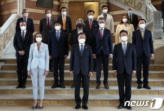 문 대통령, 한·스페인 관광산업 라운드테이블 기념촬영
