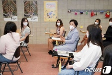 세종학당 수업 참관하는 김정숙 여사