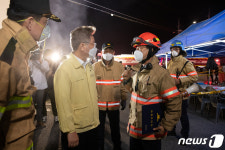 쿠팡 덕평 물류센터 화재 상황보고 받는 이재명 지사
