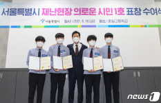 학생들과 기념촬영하는 오세훈 서울시장