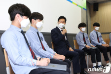 의로운 시민 표창장 받은 학생들격려하는 오세훈 시장