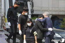 고 이선호 씨 친구들 안아주는 아버지 이재훈 씨