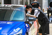 팀원 상태 점검하는 박희찬 코치