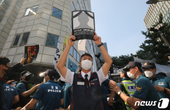 산재 숨진 노동자 영정 든 양경수 민주노총 위원장