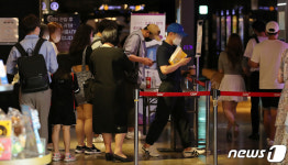 무더운 날씨엔 극장이 딱