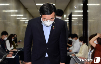 인사하는 윤호중