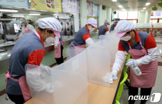 전면 등교 앞두고 급식실 소독 꼼꼼하게