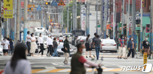 [르포]부산 사적모임 확대 첫날…대부분 3~4명씩 소규모 점심식사