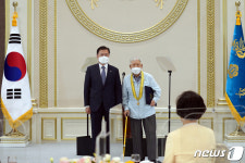 문대통령, 국민훈장 동백장 수여