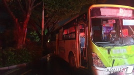 전주서 차고지 향하던 시내버스 빗길에 가로수 쾅