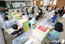 울산지역 전면등교 시작, 수업 듣는 초등생들