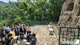 울산 어물동 마애여래좌상 살펴보는 김현모 문화재청장