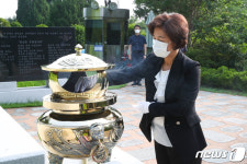추미애 전 장관, 김대중 전 대통령 묘역 참배