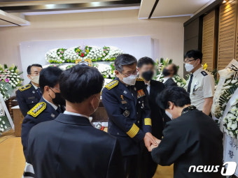 울산 상가건물 화재 순직 소방관 유가족 위로하는 신열우 소방청장