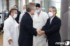 초등학교 은사 만난 이재명 지사