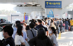 제주 밤 밝힌 해변·대학로 불빛…한편엔 코로나 그림자