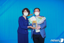 교사 박찬규 씨에게 ‘이달의 한국판뉴딜’ 감사패 전달