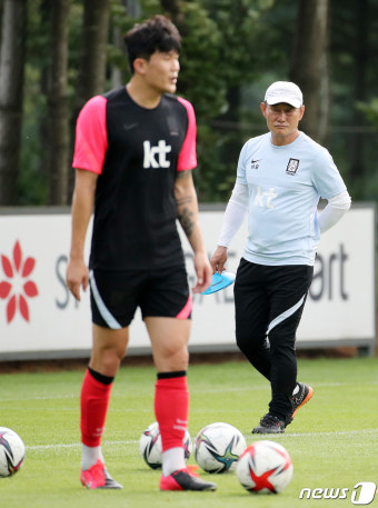 김민재 훈련 지켜보는 김학범 감독