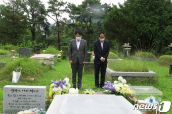 노회찬 묘소 참배하는 박용진