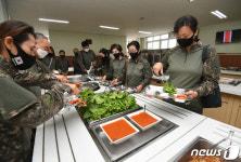 병영식당에 민간 인력 확충…조리병 없는 식당 시범운영