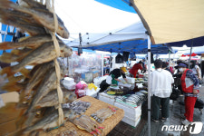 새단장 마친 모란시장 찾은 시민들