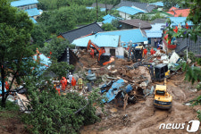 광양 토사 유출...구조작업 벌이는 소방