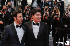 칸 국제영화제 개막... 심사위원으로 레드카펫에 오른 송강호