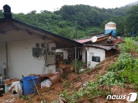하동군 적량면 산사태 주택 일부 덮어