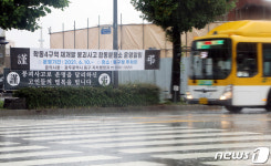 붕괴 참사 한달…현장 지나는 54번 시내버스