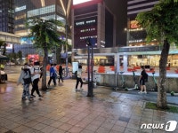 서울 확산 불길에 숨죽인 신촌·홍대 밤거리…업소마다 또 근심 가득