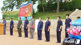 트랙터 전달모임 가진 북한 농근맹…강서구역에 전달