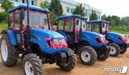 북한 농근맹원들이 마련한 트랙터, 강서구역 농장에 전달