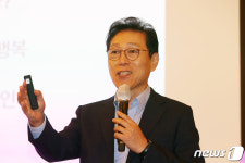 참석자들에게 질문하는 김태유 교수
