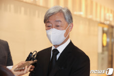 빈소 앞에서 취재진 질문에 답하는 최재형 전 감사원장