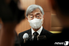 취재진 질문에 답하는 최재형 전 감사원장