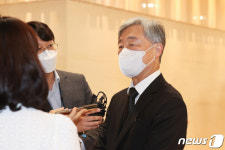 빈소 앞에서 취재진 질문에 답하는 최재형 전 감사원장