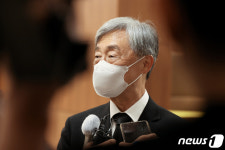 취재진 질문에 답하는 최재형