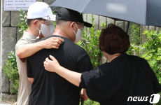 입영전 부모와 포옹