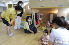 공동육아나눔터 찾은 정영애 장관